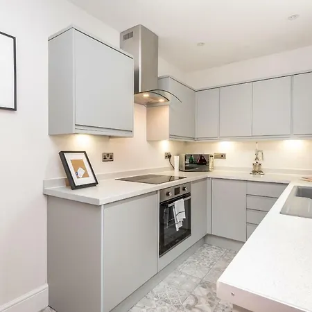 Stunning Contemporary For 6 Near City Walls York