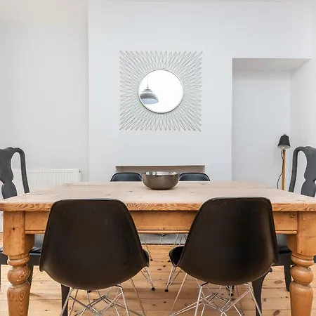 Stunning Contemporary For 6 Near City Walls
