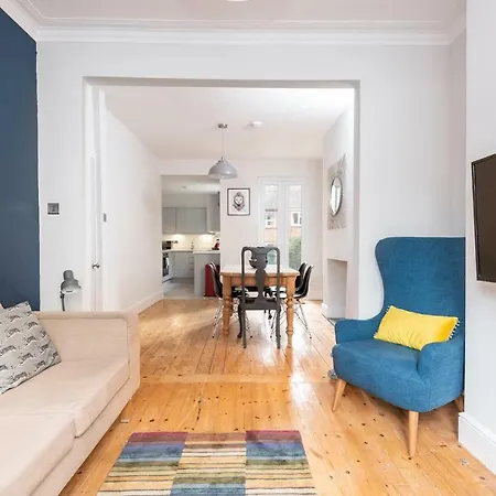 Stunning Contemporary For 6 Near City Walls *